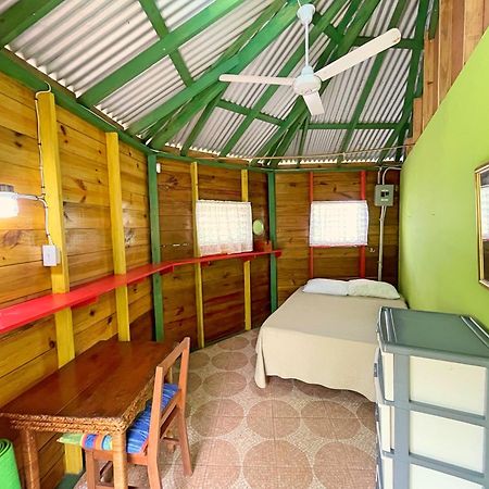 Judy House 2 - Lewis Backpacker Hostel Little Bay Стая снимка