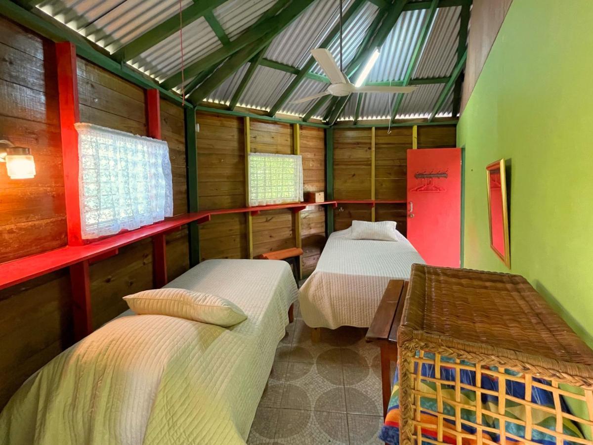 Judy House 2 - Lewis Backpacker Hostel Little Bay Екстериор снимка
