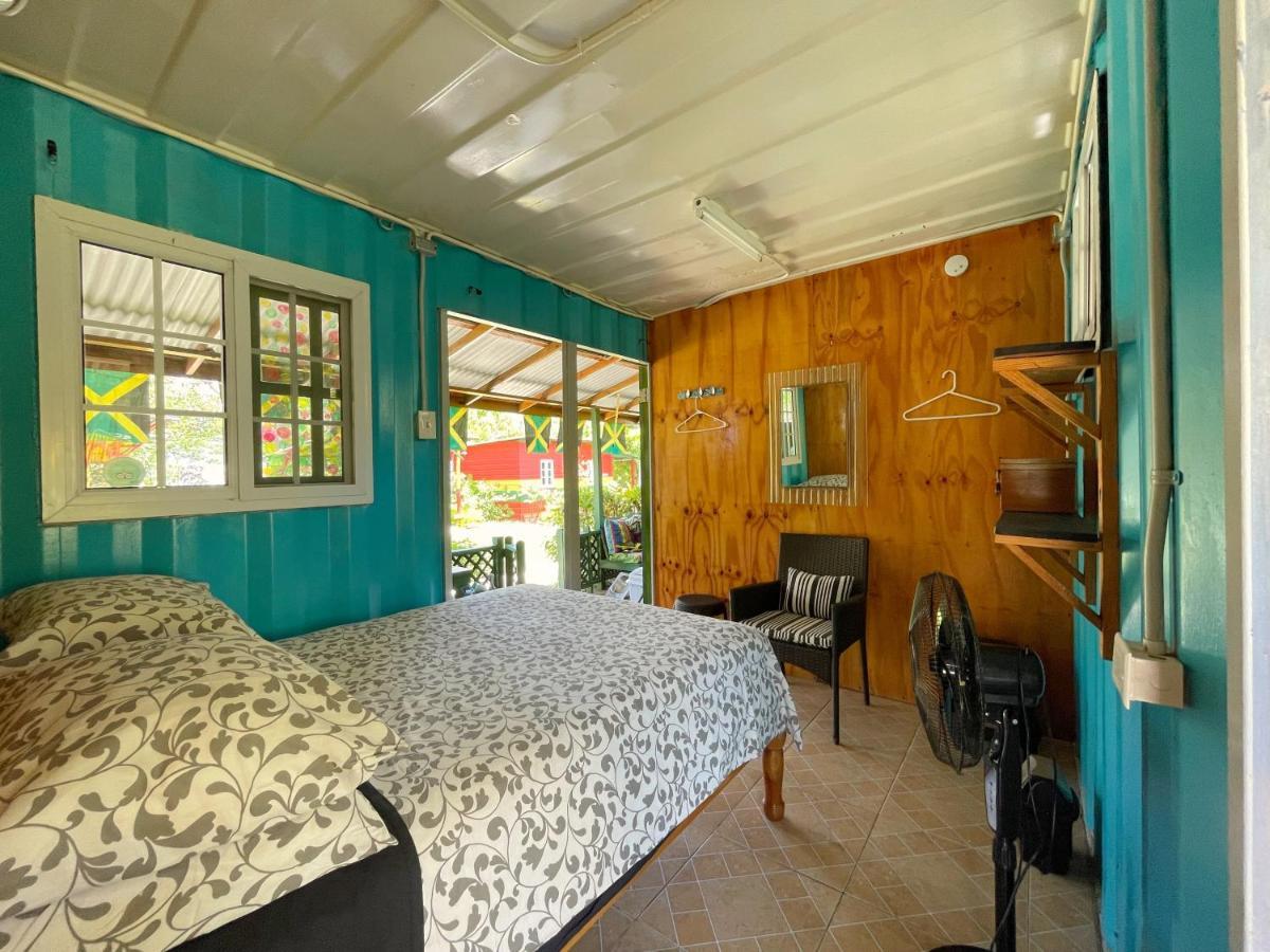 Judy House 2 - Lewis Backpacker Hostel Little Bay Стая снимка