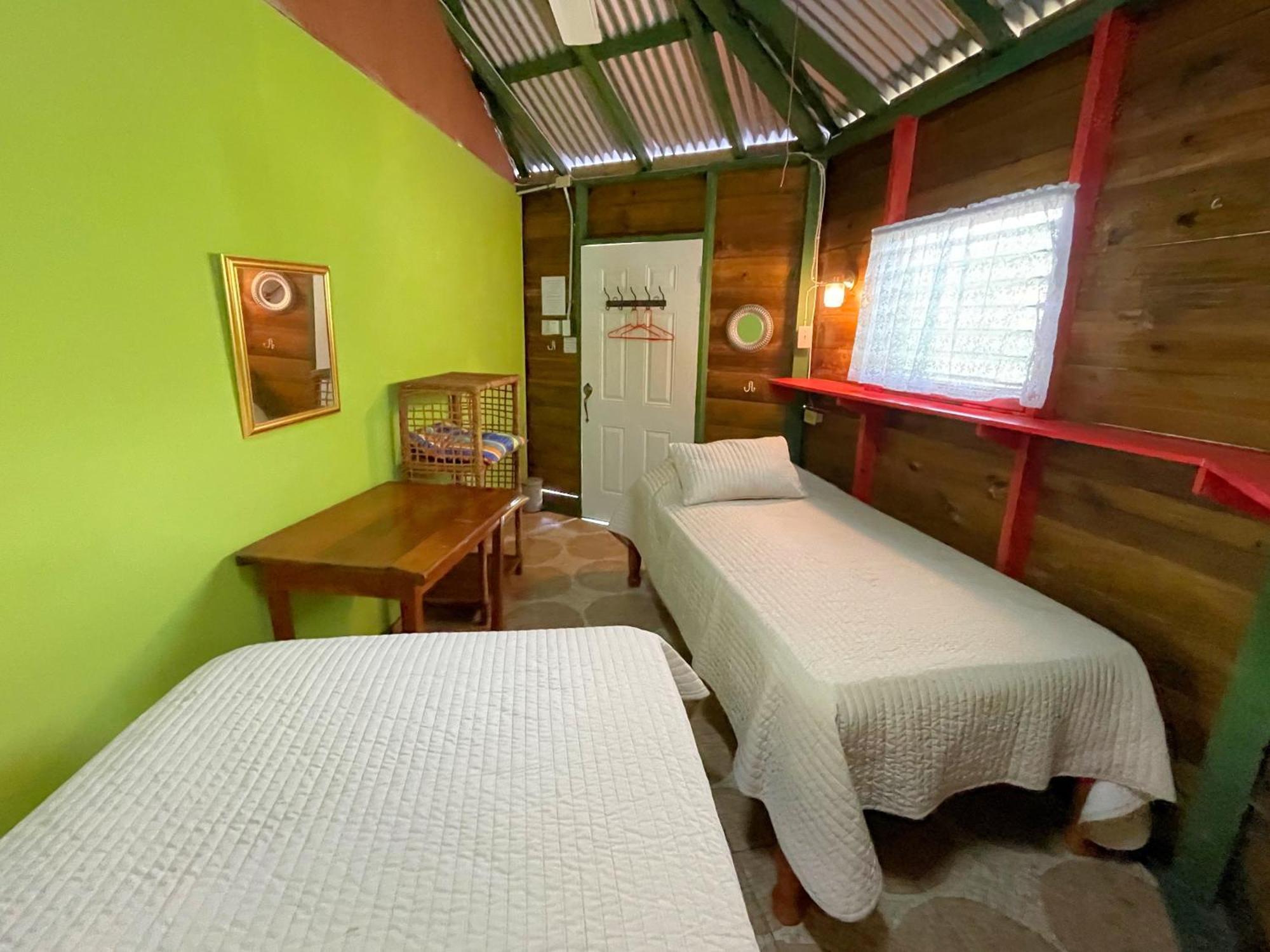 Judy House 2 - Lewis Backpacker Hostel Little Bay Стая снимка